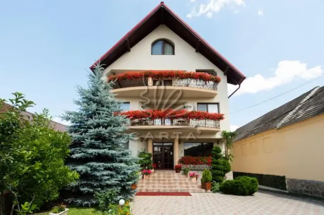 Casa CU FLORI